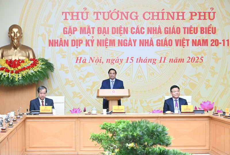 El primer ministro de Vietnam, Pham Minh Chinh, habla en la reunión con representantes de directivos, docentes y trabajdores del sector educativo de todo el país. (Foto: Nhan Dan)
