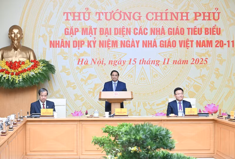 El primer ministro de Vietnam, Pham Minh Chinh, habla en la reunión con representantes de directivos, docentes y trabajdores del sector educativo de todo el país. (Foto: Nhan Dan)