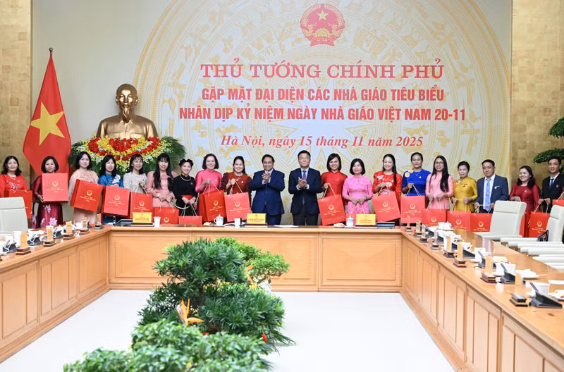 El premier Pham Minh Chinh posa junto con los delegados.