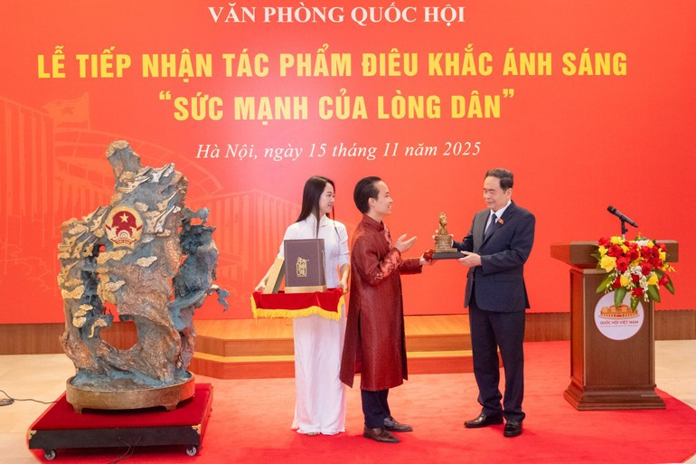 El presidente de la Asamblea Nacional de Vietnam, Tran Thanh Man, y el artesano Bui Van Tu en el acto. (Foto: Nhan Dan)