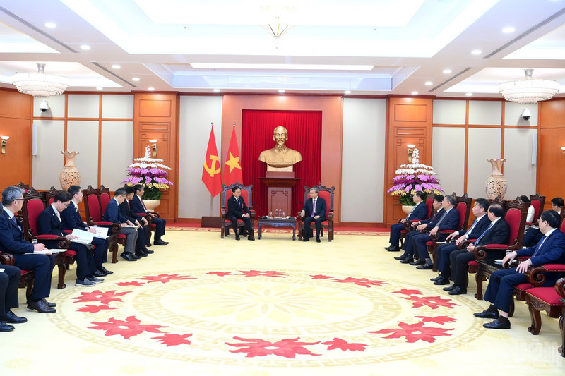 El secretario general del Partido Comunista de Vietnam, To Lam (derecha), y el gobernador de la prefectura japonesa de Kanagawa, Kuroiwa Yuji. (Foto: Nhan Dan)