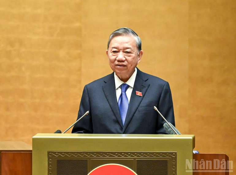 El secretario general del Partido Comunista de Vietnam, To Lam, habla en la conferencia. (Foto: Nhan Dan)
