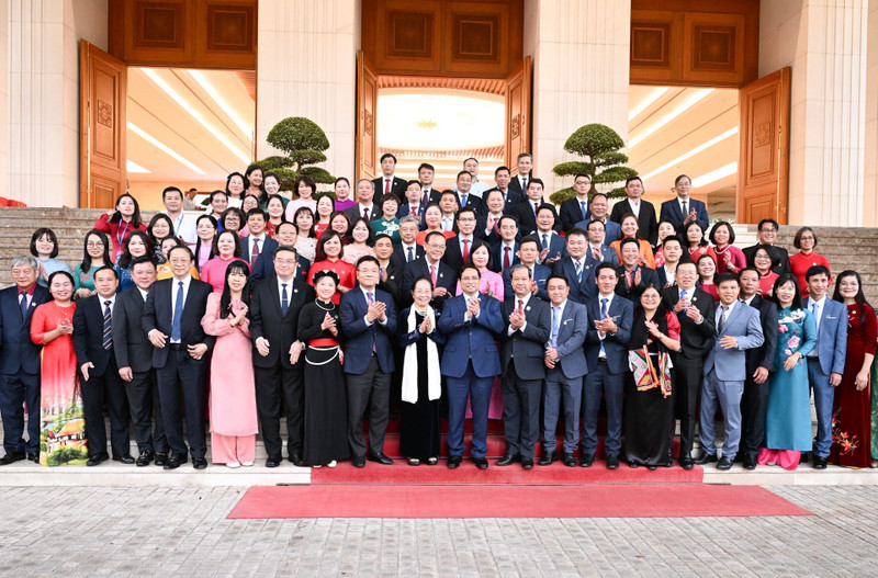 [Foto] Premier vietnamita se reúne con miembros destacados del sector educativo