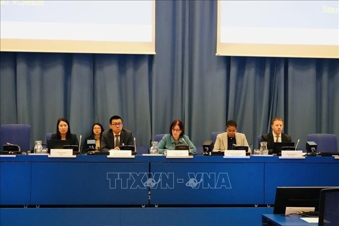El embajador Vu Le Thai Hoang, jefe de la misión permanente de Vietnam ante la ONU y las organizaciones internacionales en Viena (segundo por la izquierda). (Foto: VNA)