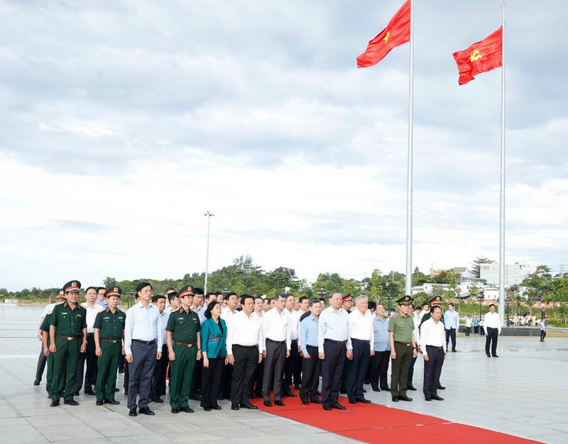 La delegación del Comité Central del Partido Comunista de Vietnam encabezada por el secretario general del Partido, To Lam, en el acto de homenaje. (Foto: VNA)