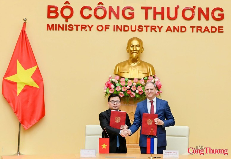 El viceministro de Industria y Comercio de Vietnam Truong Thanh Hoai y su homólogo ruso Aleksey Gruzdev en el acto de rúbrica. (Foto: congthuong.vn)