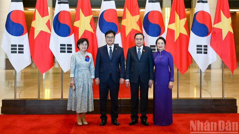 El presidente de la Asamblea Nacional de Vietnam, Tran Thanh Man, y su cónyuge, Nguyen Thi Thanh Nga, dirigen la recepción ceremonial al presidente de la Asamblea Nacional de Corea del Sur, Woo Won Shik, y su cónyuge, Shin Kyunghye. (Foto: Nhan Dan)