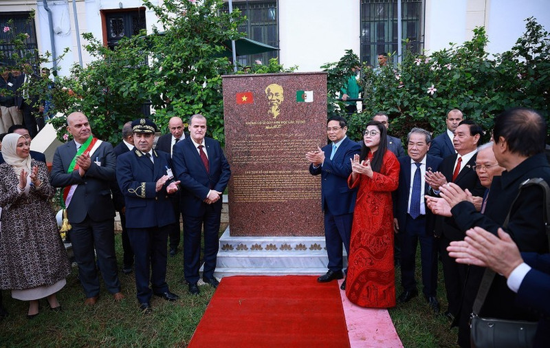 El primer ministro de Vietnam, Pham Minh Chinh, y su esposa, junto con dirigentes argelinos, asisten a la inauguración de una estela conmemorativa en honor al Presidente Ho Chi Minh en Argel. (Foto: VNA)