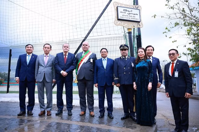 El primer ministro Pham Minh Chinh visita el Bulevar Ho Chi Minh en Argel. (Foto: VNA)