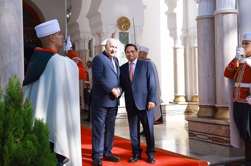El primer ministro de Vietnam, Pham Minh Chinh (derecha), y el presidente de Argelia, Abdelmadjid Tebboune. (Foto: VNA)