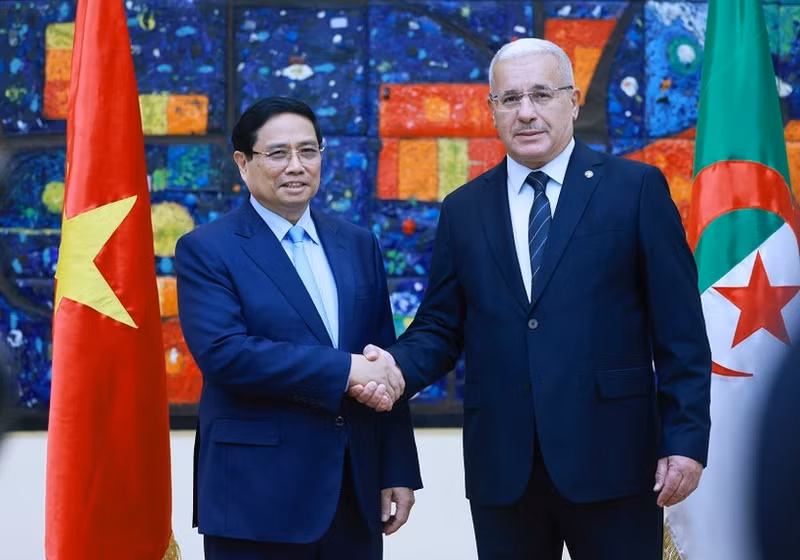 El primer ministro de Vietnam, Pham Minh Chinh, y el presidente de la Asamblea Nacional Popular de Argelia, Ibrahim Boughali. (Foto: VNA)