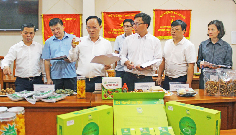 El Consejo de Selección de Productos Industriales Rurales de Bac Ninh en el proceso de elección. (Foto: thuonghieucongluan.com.vn)