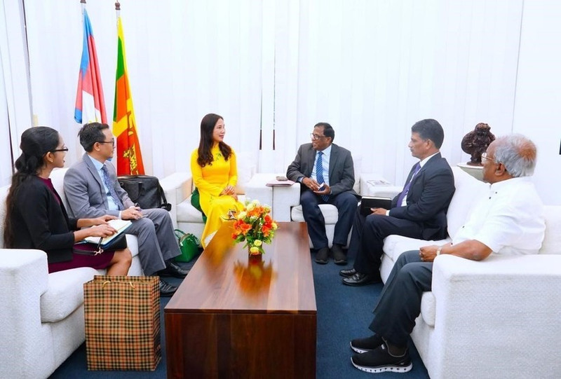 La embajadora de Vietnam en Sri Lanka, Trinh Thi Tam, conversa con el gobernador Nagalingam Vethanayahan. (Foto: Embajada de Vietnam en Sri Lanka)