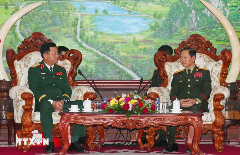 El ministro de Defensa de Laos, teniente general Khamliang Outhakaysone (derecha), recibe al viceministro de Defensa de Vietnam, teniente general Nguyen Truong Thang. (Foto: VNA)