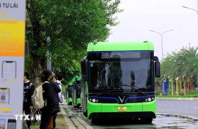 Autobuses eléctricos en Hanói. (Foto: VNA)