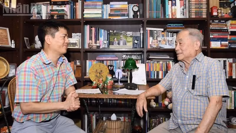 El senador Lae Dilokvidhyarat (derecha) concede una entrevista a corresponsales del periódico Nhan Dan en Tailandia. (Foto: Minh Thang)