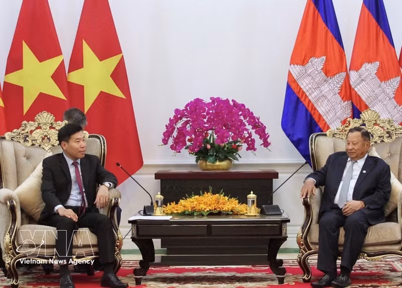 El viceministro vietnamita de Relaciones Exteriores Nguyen Manh Cuong (izquierda) se reúne con el vicepresidente del Partido Popular de Camboya Samdech Say Chhum. (Foto: VNA)