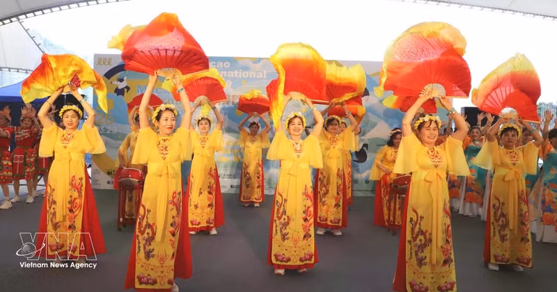 Vietnam impresiona en el Carnaval Internacional de Macao con danzas tradicionales y trajes típicos. (Foto: VNA)