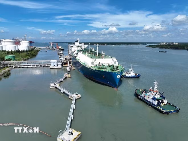 Un buque de transporte de GNL atraca en la terminal de LNG Thi Vai. (Foto: VNA)