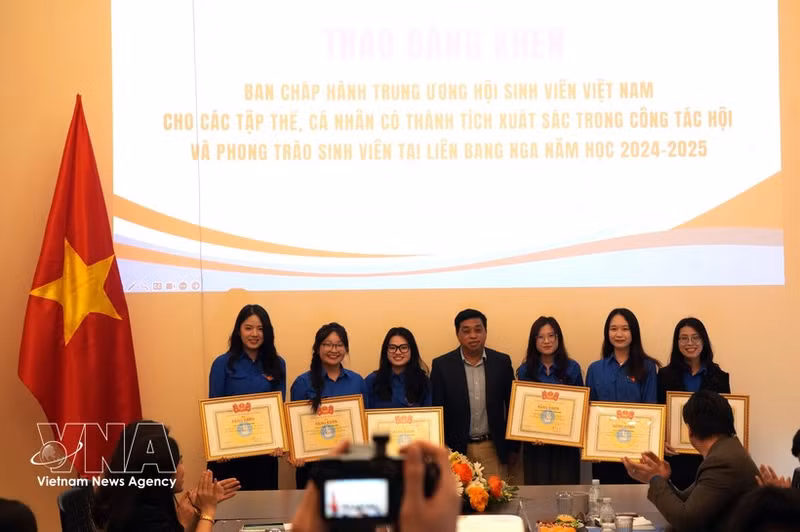 Tran Phu Thuan, vicepresidente y secretario general de la Unión de Asociaciones de Vietnamitas en Rusia, entrega certificados de mérito a colectivos e individuos con logros sobresalientes en el trabajo juvenil. (Foto: VNA)