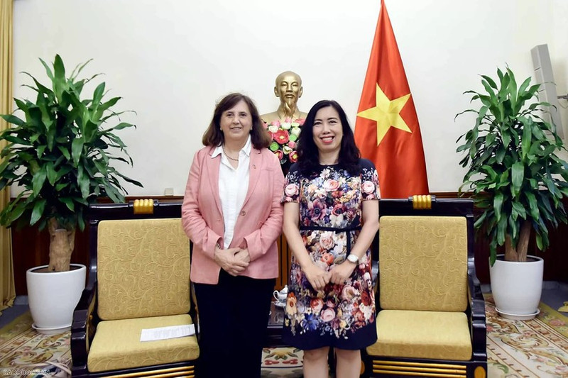 La viceministra de Relaciones Exteriores vietnamita Le Thi Thu Hang (derecha) recibe a Paola Pampaloni, subdirectora general para Asia y el Pacífico del SEAE. (Foto: baoquocte.vn)