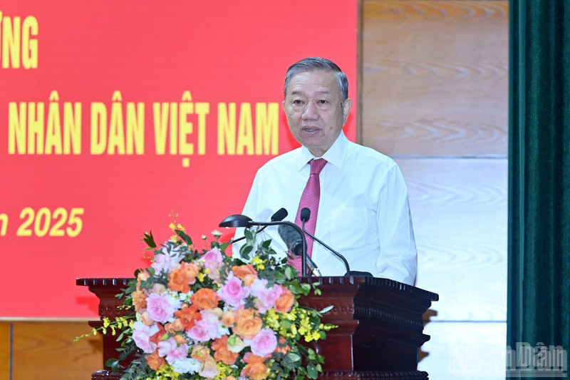 El secretario general del Partido Comunista de Vietnam y secretario de la Comisión Militar Central, To Lam. habla en la reunión. (Foto: Nhan Dan)