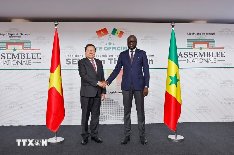 El presidente de la Asamblea Nacional de Vietnam, Tran Thanh Man (izquieda), se reúne con su homólogo de Senegal, El Malick Ndiaye. (Foto: VNA)