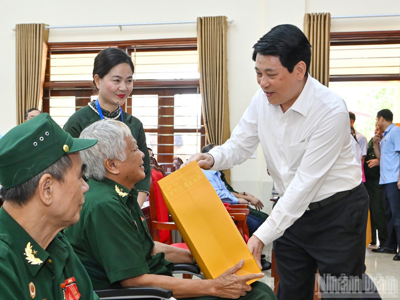El presidente de Vietnam, Luong Cuong, entrega obsequios a excombatientes en el Centro de Rehabilitación para Veteranos de Guerra de Duy Tien. (Foto: Nhan Dan)