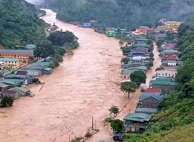 El rio Nam Mo, a su paso por la comuna de Muong Xen, mantiene un nivel de agua muy alto. (Foto: VNA)
