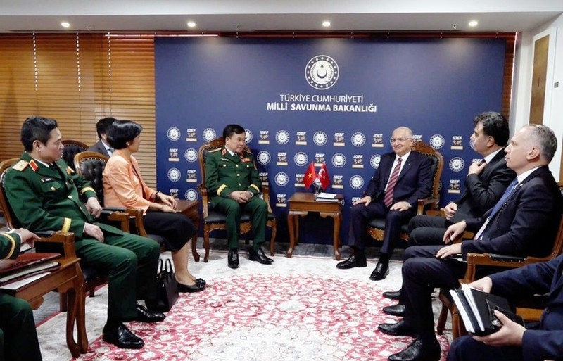 El viceministro de Defensa vietnamita Hoang Xuan Chien se reúne con el ministro de Defensa turco, Yasar Guler. (Foto: VNA)