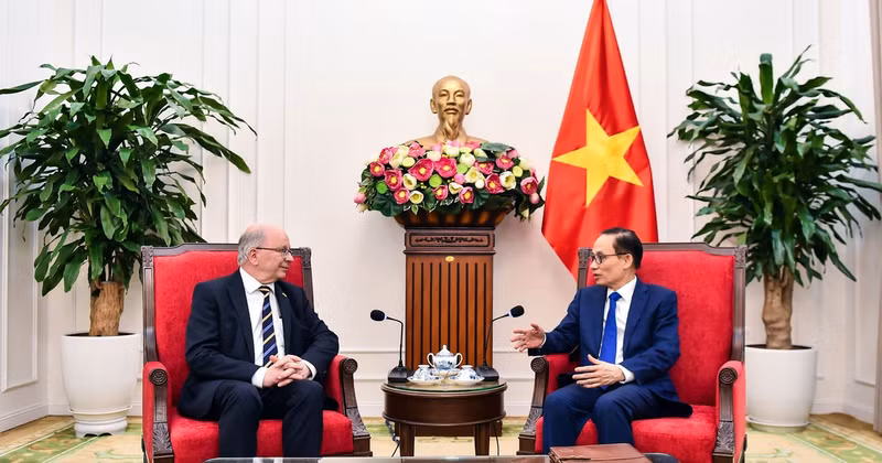 El ministro de Relaciones Exteriores de Vietnam, Le Hoai Trung, recibe al secretario de Estado del Ministerio de Asuntos Exteriores de Suecia, Dag Hartelius. (Foto: Ministerio de Relaciones Exteriores de Vietnam)