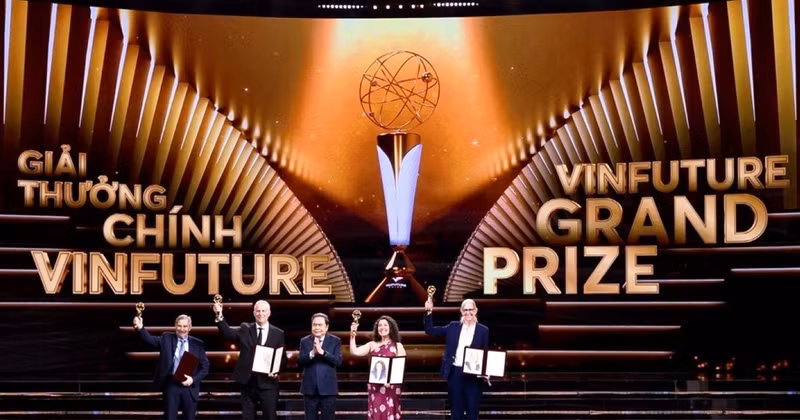 El presidente de la Asamblea Nacional, Tran Thanh Man, entrega el premio VinFuture 2025 a los científicos que descubrieron y desarrollaron la vacuna contra el VPH, el 5 de diciembre de 2025, en Hanói. (Foto: VFT)