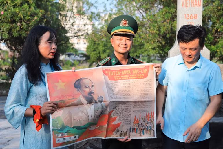 Entrega del suplemento de Nhan Dan a la estación de guardia fronteriza de Mong Cai.