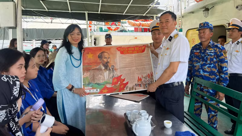Entrega de la publicación especial en la Nave 797, adscrita al Escuadrón 113, de la Brigada 170. (Foto: Nhan Dan)