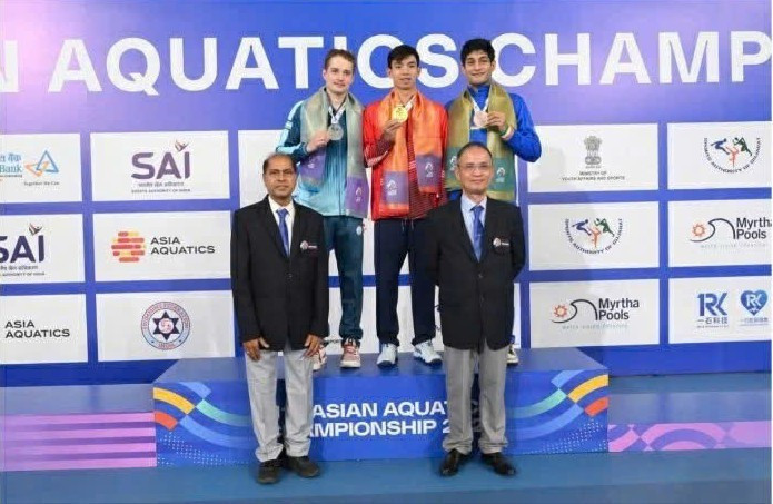 Nguyen Huy Hoang conquista su segundo oro en el Campeonato Asiático de Deportes Acuáticos 2025. (Foto: Nhan Dan) 