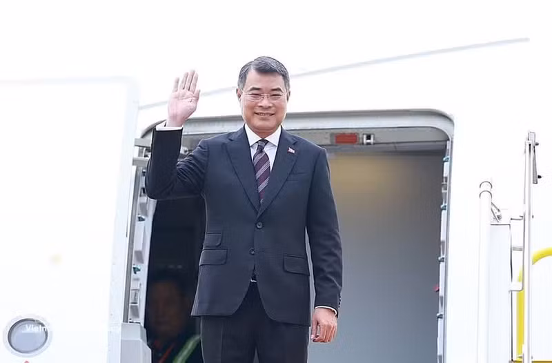 El primer ministro de Vietnam, Le Minh Hung, parte de Hanói al frente de una delegación de alto nivel para asistir a la Cumbre Conmemorativa por el 35º aniversario de las relaciones entre la Asean y Rusia. (Foto: VNA)