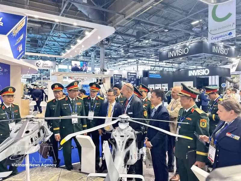La delegación de alto nivel del Ministerio de Defensa de Vietnam en la feria internacional de armamento terrestre Eurosatory 2026. (Foto: VNA)