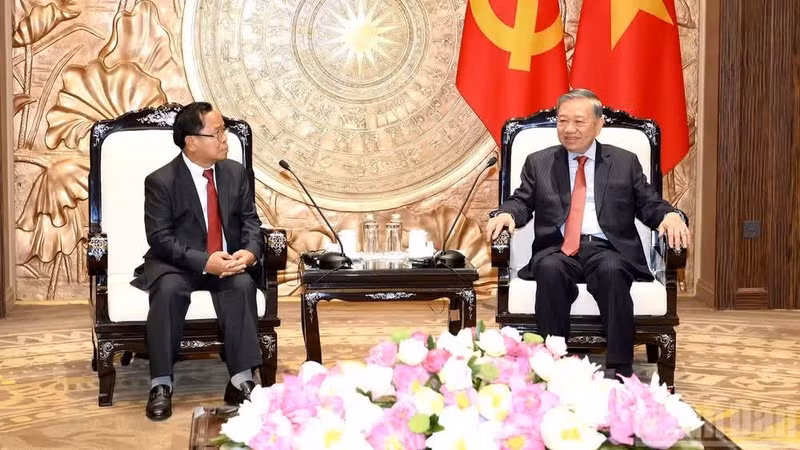 El secretario general del Partido Comunista y presidente de Vietnam, To Lam (derecha), dialoga con Khamphan Phommathat, miembro del Buró Político del Comité Central del Partido Popular Revolucionario de Laos, viceprimer ministro y titular de Justicia del país vecino. (Foto: Nhan Dan)