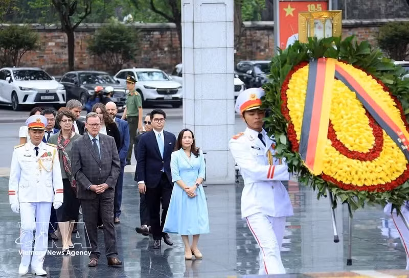 El vicepresidente del Bundestag, Bodo Ramelow, y su delegación depositan una ofrenda floral en el Monumento a los Héroes y Mártires en Hanói. (Foto: VNA)