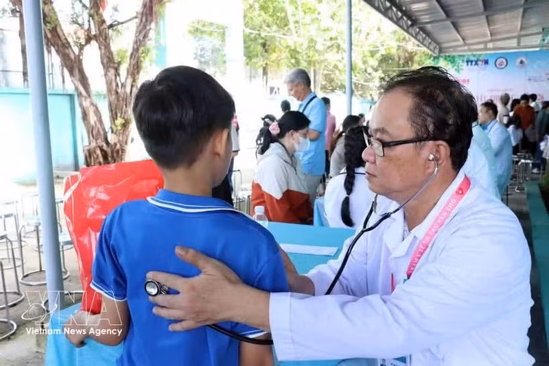 Médicos realizan exámenes de salud a niños en la comuna de Tru Van Tho, Ciudad Ho Chi Minh. (Foto: VNA)