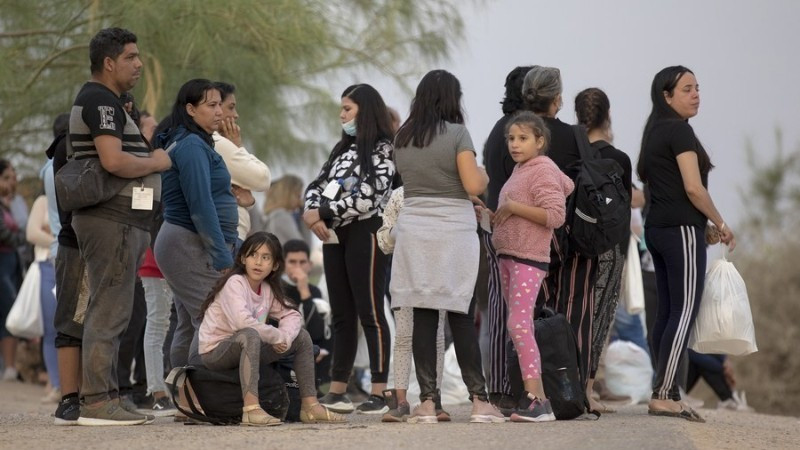 Solicitantes de asilo esperando para abordar el autobús en un puesto de control en Eagle Pass, en el estado estadounidense de Texas, el 10 de octubre de 2022. (Foto: Xinhua)