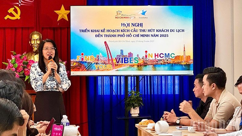 La directora del Servicio de Turismo de Ciudad Ho Chi Minh, Nguyen Thi Anh Hoa, interviene en el evento. (Foto: Nhan Dan)