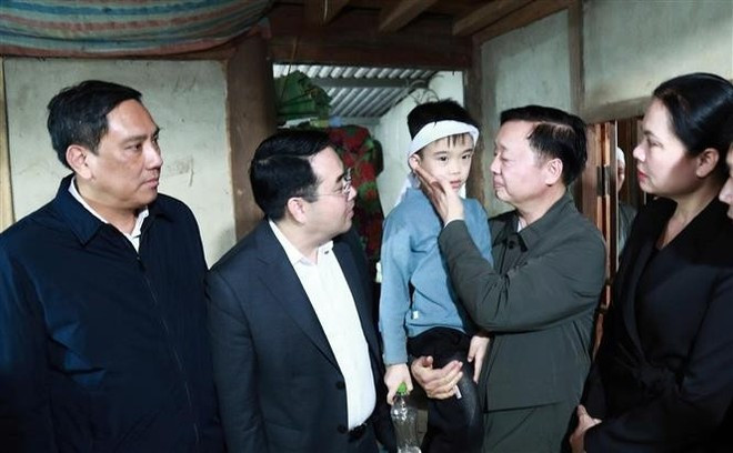 El viceprimer ministro Tran Hong Ha visita a un niño que sobrevivió milagrosamente al naufragio. (Foto: VNA)