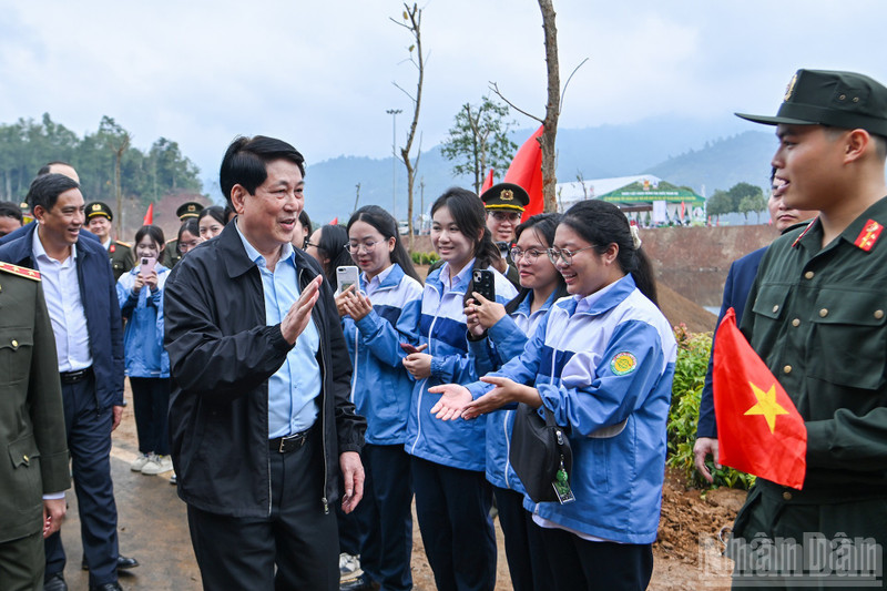 El presidente de Vietnam, Luong Cuong, y pobladores en Lao Cai. (Foto: Nhan Dan)