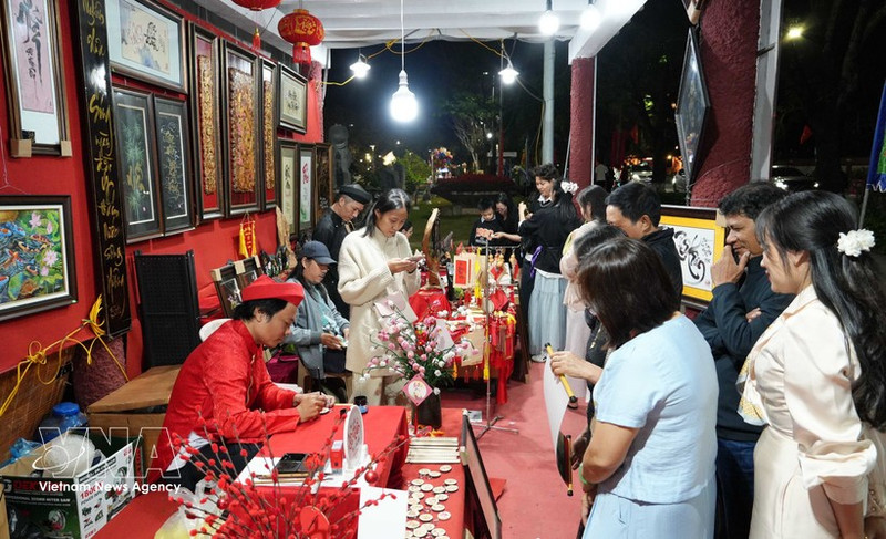 Turistas visitan un espacio de caligrafía en el barrio de Thuan Hoa, ciudad de Hue, durante el Año Nuevo Lunar 2026. (Foto: VNA)