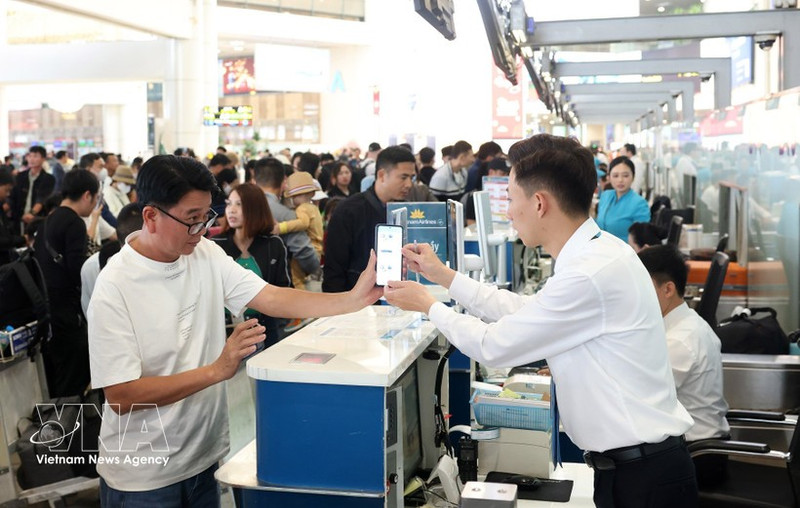 Un pasajero realiza los trámites de facturación en el aeropuerto internacional de Noi Bai. (Foto: VNA)