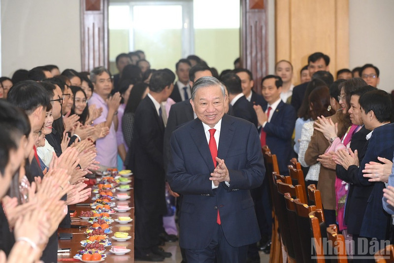 El secretario general del Partido Comunista de Vietnam, To Lam, sostiene una reunión con empleados de la Oficina del PCV. (Foto: Nhan Dan)