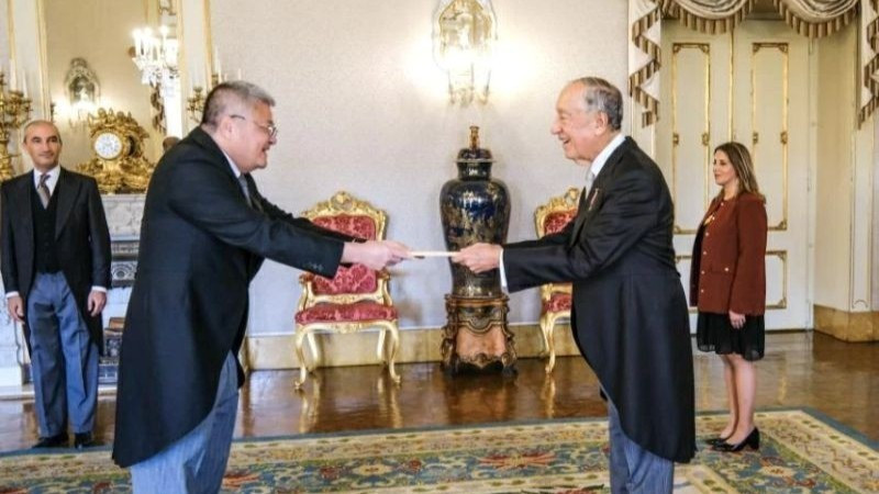 El embajador de Vietnam en Portugal, Nguyen Manh Thang, entrega sus cartas credenciales al presidente anfitrión, Marcelo Rebelo de Sousa. (Foto: Embajada de Vietnam en Portugal)