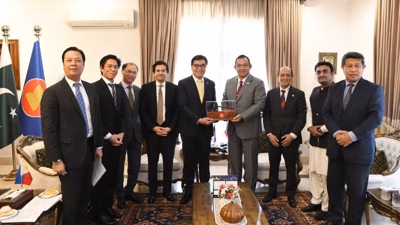 Embajadores de países de la Asean en Pakistán junto al ministro federal de Energía (División de Petróleo) de la nación surasiática, Ali Pervaiz Malik. (Foto: Embajada de Vietnam en Pakistán)