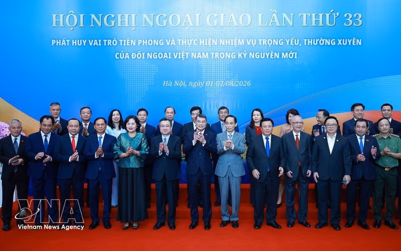 El primer ministro de Vietnam, Le Minh Hung, y delegados en la sesión plenaria de la 33ª Conferencia Diplomática. (Foto: VNA)